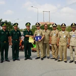 Les gardes-frontières de la province de Dong Thap accueillent des citoyens vietnamiens remis par les autorités cambodgiennes. Photo : VNA