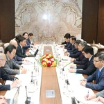 Le Minh Hung, membre du Bureau politique, secrétaire du Comité central du Parti, président de la Commission centrale de l’organisation du Parti et et président du Groupe parlementaire d’amitié Vietnam - Japon, reçoit Takebe Tsutomu, conseiller spécial de l’Alliance parlementaire d’amitié Japon - Vietnam. Photo: VNA