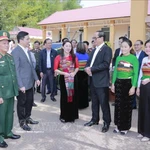 Le vice-président de l'Assemblée nationale, Tran Quang Phuong, inspecte les conditions de vote au bureau de vote n° 10, village de Tan Thanh. Photo : VNA