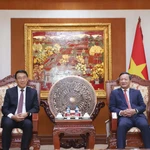 L'ambassadeur du Vietnam au Laos, Nguyen Minh Tam (à droite), reçoit Bounleua ​​Phandanouvong, membre du Comité central et chef de la Commission des relations extérieures du Comité central du Laos. Photo : VNA