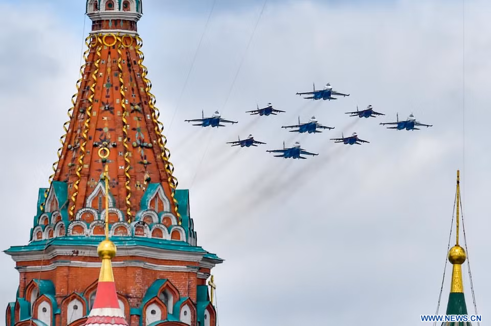 Des avions volent en formation lors du défilé marquant le 80e anniversaire de la victoire de l'Union soviétique dans la Grande Guerre patriotique à Moscou, en Russie, le 9 mai 2025. Photo: Xinhua/VNA