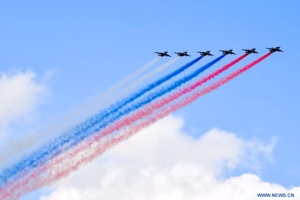 Des avions de chasse russes lancent des fumigènes aux couleurs du drapeau national lors du défilé. Photo : Xinhua/VNA