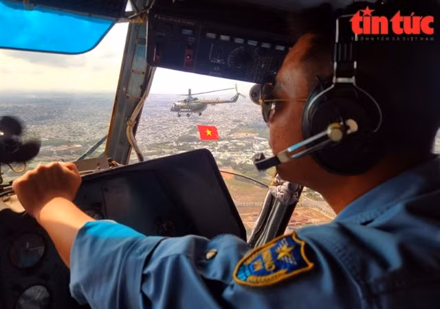 Les pilotes doivent veiller à maintenir la formation des hélicoptères pendant le vol. Photo : Baotintuc.vn/VNA Outre la formation des hélicoptères, la répétition a également fait appel à des avions de chasse Su-30MK et à des avions d’entraînement polyvalents Yak-130. Leurs manœuvres aériennes habiles ont suscité un vif intérêt auprès du public, créant une atmosphère d’excitation et d’impatience pour cette grande fête de la nation.