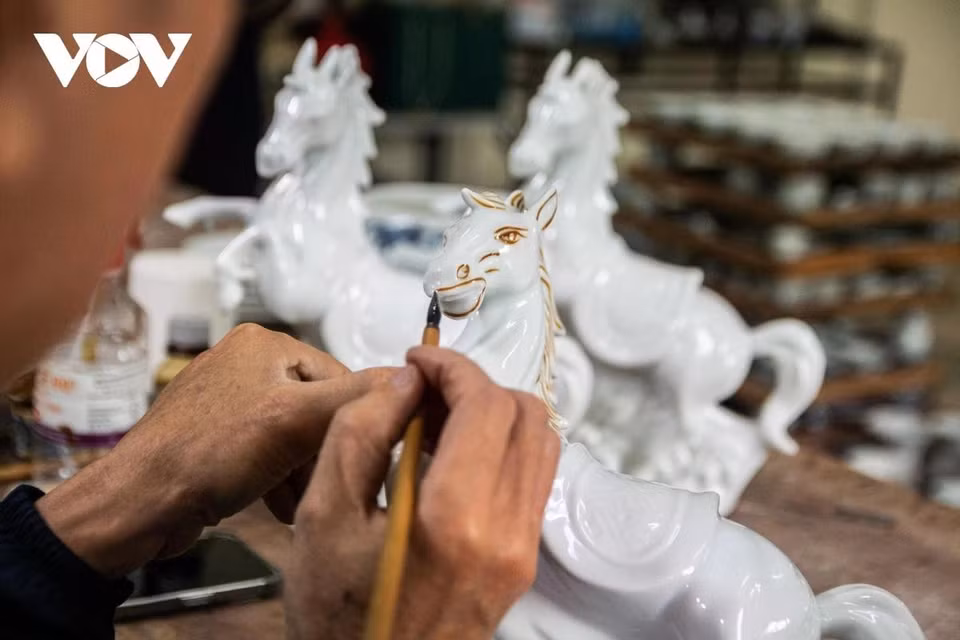 Les chevaux porte-bonheur plaqués or sont notamment souvent choisis par les entreprises comme cadeaux de fin d’année. Photo: VOV