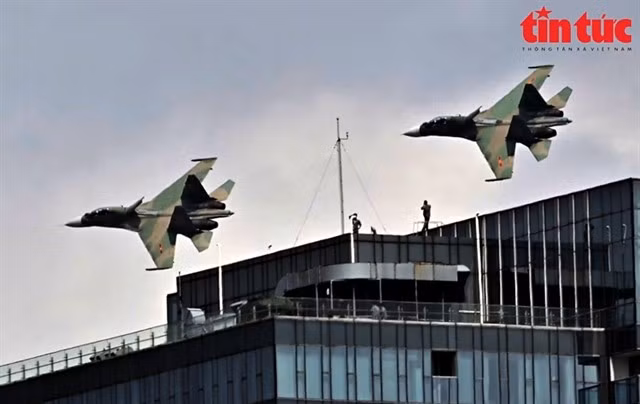 Deux Su-30MK2 passent au-dessus de Hô Chi Minh-Ville. Photo : Baotintuc.vn/VNA
