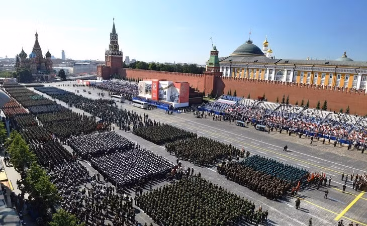 Le défilé, dirigé par le commandant en chef des forces terrestres russes, le général Oleg Salioukov, a rassemblé plus de 11.000 militaires et 183 pièces d'équipement militaire, a rapporté l'agence de presse TASS. Photo: Sputnik