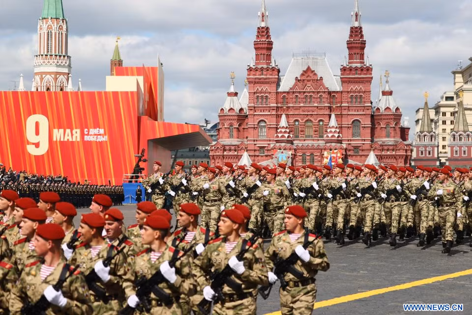 Des soldats lors du défilé marquant le 80e anniversaire de la victoire de l'Union soviétique dans la Grande Guerre patriotique à Moscou, en Russie, le 9 mai 2025. Photo: Xinhua/VNA