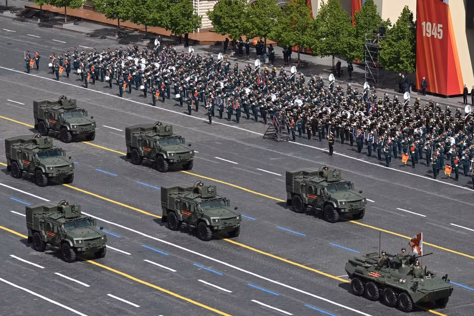 Des blindés lors du défilé marquant le 80e anniversaire de la victoire de l'Union soviétique dans la Grande Guerre patriotique à Moscou, en Russie, le 9 mai 2025. Photo: AA/VNA