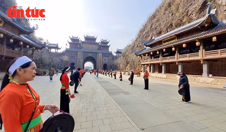 Outre son importance historique, Thung Ui est également un lieu vivant de transmission culturelle. Le site propose des reconstitutions de l’habitat traditionnel du peuple Muong, l’un des groupes ethniques les plus anciens du Vietnam, avec des maisons sur pilotis, des ateliers de tissage, des démonstrations culinaires locales et des activités de la vie quotidienne.