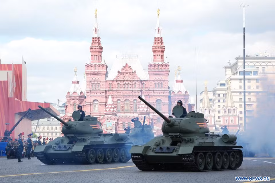 Des régiments de cérémonie de différents pays ont défilé sur la Place Rouge, suivis par des colonnes de matériel militaire, avec en tête les légendaires chars T-34. Photo: Xinhua/VNA