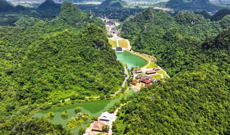 Le site touristique développé sur une superficie d’environ 270 hectares, actuellement en phase d’achèvement et dont l’ouverture au public est prévue à l’occasion du Nouvel An lunaire 2026.