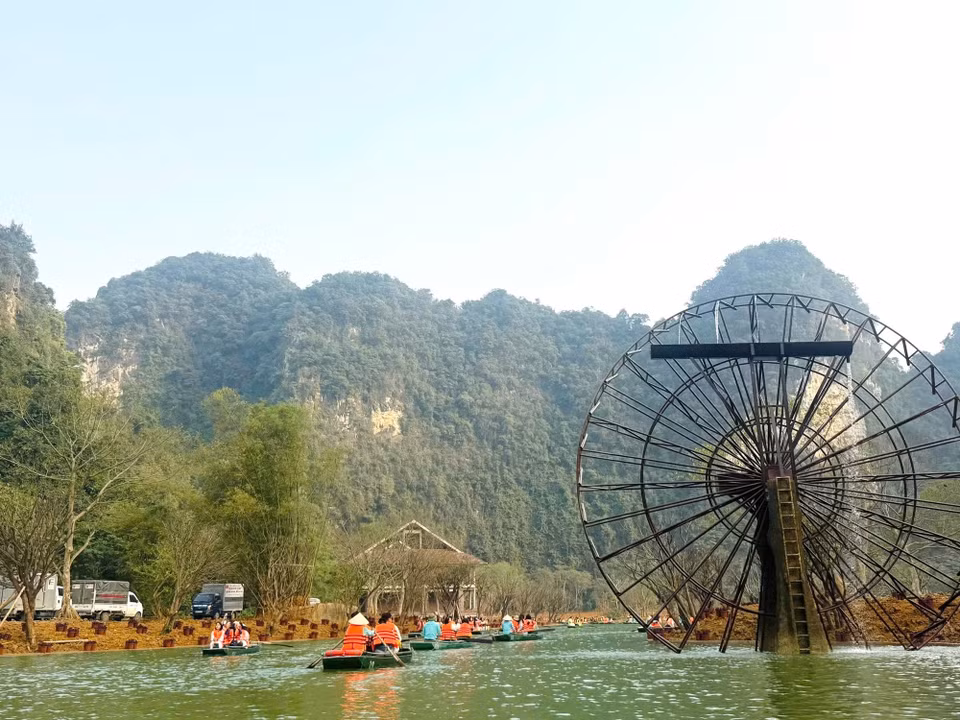Entourée de montagnes calcaires et agrémentée d’un lac naturel limpide, cette vallée fermée offre un paysage d’une beauté originelle rare, invitant les visiteurs à une immersion profonde dans l’histoire et les traditions du pays.