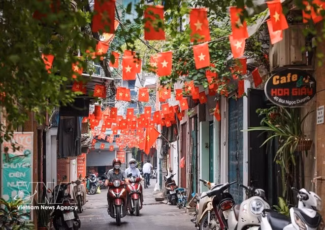 Les drapeaux du Parti et les drapeaux nationaux illuminent les ruelles et les quartiers de la capitale.