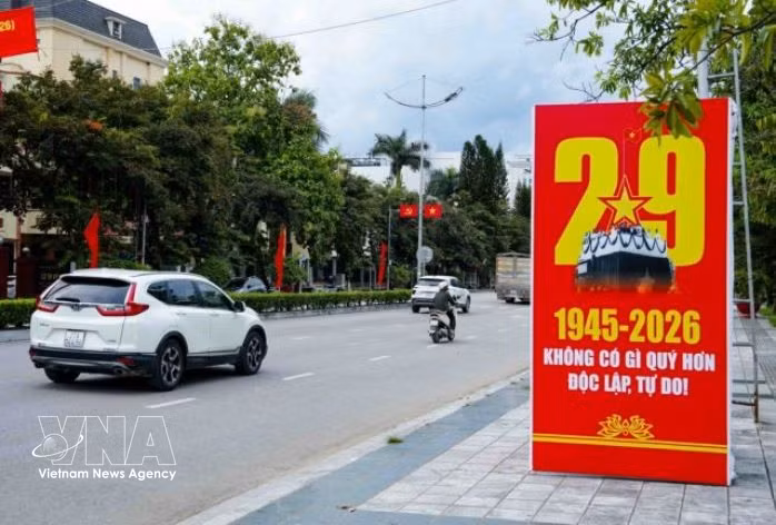 Des banderoles et des affiches commémorant la Révolution d’Août et la Fête nationale sont installées le long des routes de Diên Biên. La vue des drapeaux bordant les rues et les champs suscite le même sentiment d’enthousiasme et de fierté nationale.
