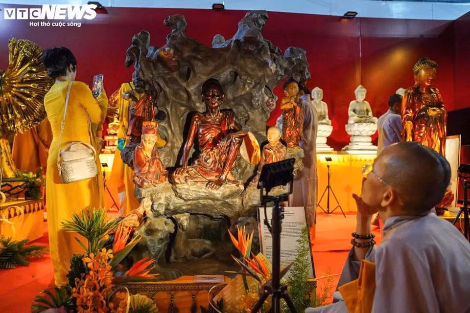 La statue du Bouddha émacié de la pagode Mia à Hanoi est tout à fait exceptionnelle. Cette représentation illustre un épisode particulier de la vie du prince Siddhartha, futur Bouddha Sakyamuni. Le personnage repose sur une base accidentée rappelant un pic montagneux. Ce sommet est une référence directe au nom de la statue, Tuyêt signifiant neige et Sơn, montagne; les monts enneigés, c’est-à-dire l’Himalaya, sont identifiés comme le lieu où l’action se serait déroulée. Les sculpteurs n’hésiteront pas à montrer un être décharné pour illustrer ce moment de la vie du Bouddha, faisant de la représentation du Bouddha émacié l’une des plus marquantes de la statuaire bouddhique du XVIIe siècle. Photo: VTC