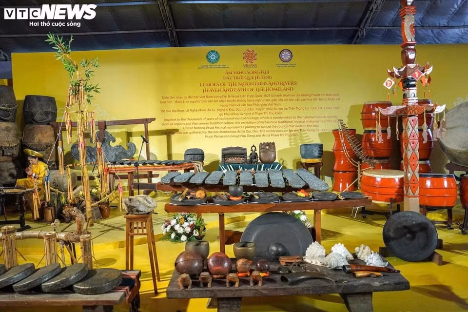 Outre les trésors, l’exposition reconstitue l’espace culturel bouddhiste vietnamien à travers des instruments de musique traditionnels, des robes monastiques, des cérémonies du thé, des édits impériaux, des écritures, des peintures, etc.