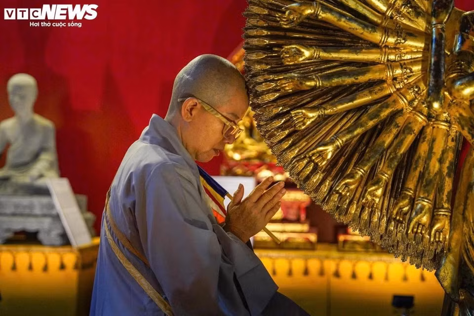 De nombreux bouddhistes sont visiblement émus à la vue de statues, de stèles de pierre et d’instruments rituels dont ils n’ont entendu parler que dans les livres ou à travers les légendes. Photo: VTC