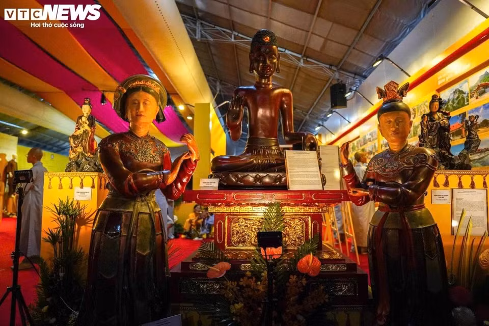 Organisée par la Sangha bouddhiste du Vietnam, l’exposition vise à honorer et à diffuser les valeurs durables du bouddhisme vietnamien. Les organisateurs espèrent qu’elle offrira aux délégués, moines, nonnes, adeptes bouddhistes et invités internationaux une occasion unique de découvrir et de comprendre les valeurs de la culture bouddhiste vietnamienne. Photo: VTC