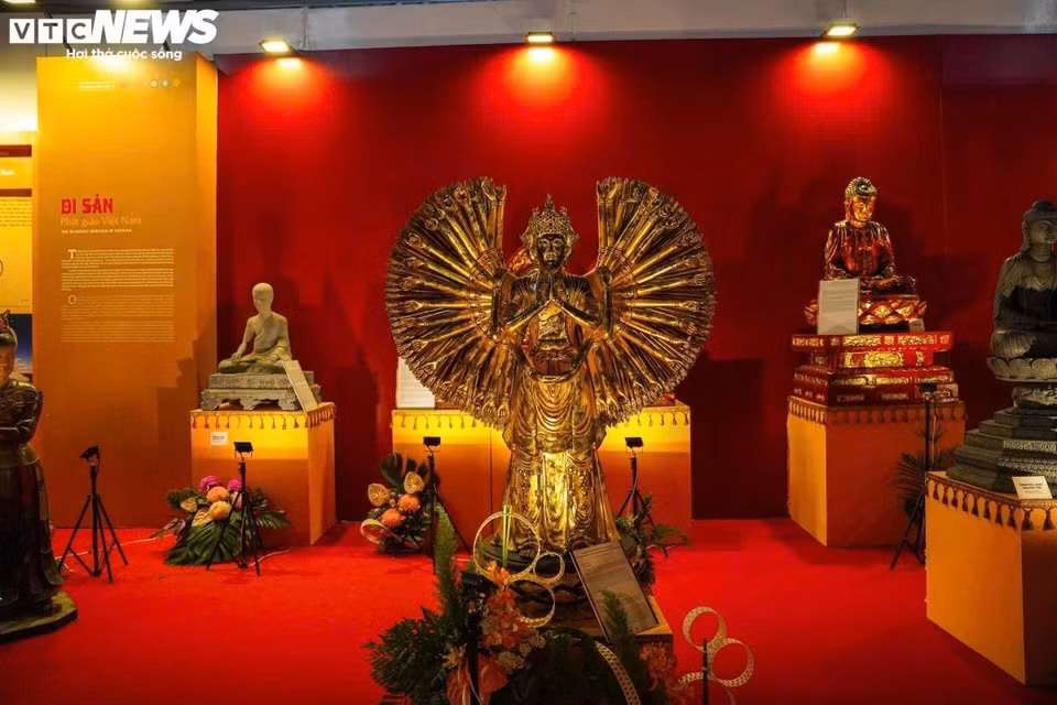 Parmi ces artefacts figure la statue d’Avalokiteshvara à mille bras et mille yeux de la pagode Bao An, sculptée au XIXe siècle, symbole limpide de la Compassion infinie tournée vers le fidèle dans sa quête de la Voie du Bouddha. Figurée debout, en gloire, en position frontale, elle est entièrement revêtue d’une laque d’or qui lui confère une dimension cosmique très spectaculaire. Photo: VTC