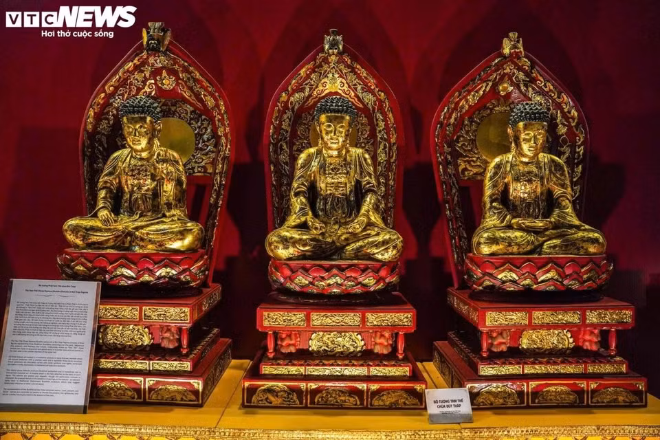 Les statues de la trilogie des Bouddhas des trois temps de la pagode But Thap incluent Amitābha, Bouddha du passé ; Śākyamuni, Bouddha du présent ; et Maitreya, Bouddha du futur. Fabriquées en bois laqué, elles sont assises en méditation sur des trônes de lotus au sommet d’un piédestal carré à trois niveaux finement sculpté. Chacune est ornée d’un halo rayonnant, symbolisant de profondes significations bouddhistes. Photo: VTC