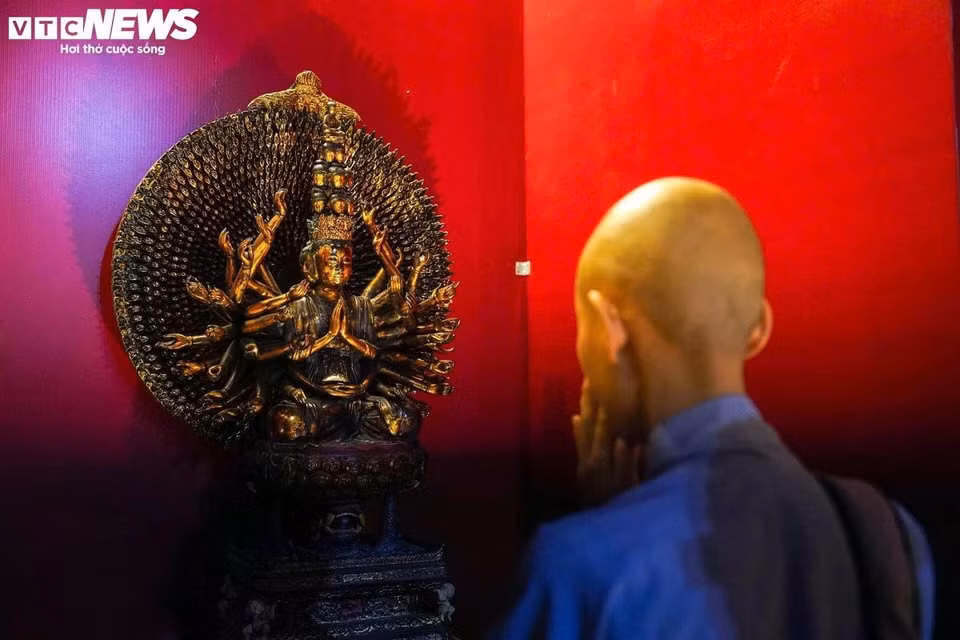 Un autre artefact emblématique est la fantastique statue d’Avalokiteshvara à mille bras et mille yeux, le Bodhisattva de la Compassion, de la pagode But Thap. Dans la tradition bouddhiste, un bodhisattva est un être qui a atteint l’illumination mais qui choisit de rester dans le cycle des renaissances pour aider tous les êtres à atteindre la libération. Avalokiteshvara est particulièrement renommé pour sa capacité à entendre les souffrances du monde et à y répondre avec une compassion infinie. Photo: VTC