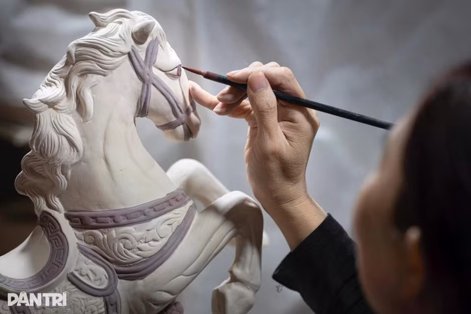 Selon Nguyên Kim Huê, peintre forte de plus de 20 ans d'expérience, le processus de dessin des motifs exige une concentration et une méticulosité maximales. Photo : dantri.com.vn