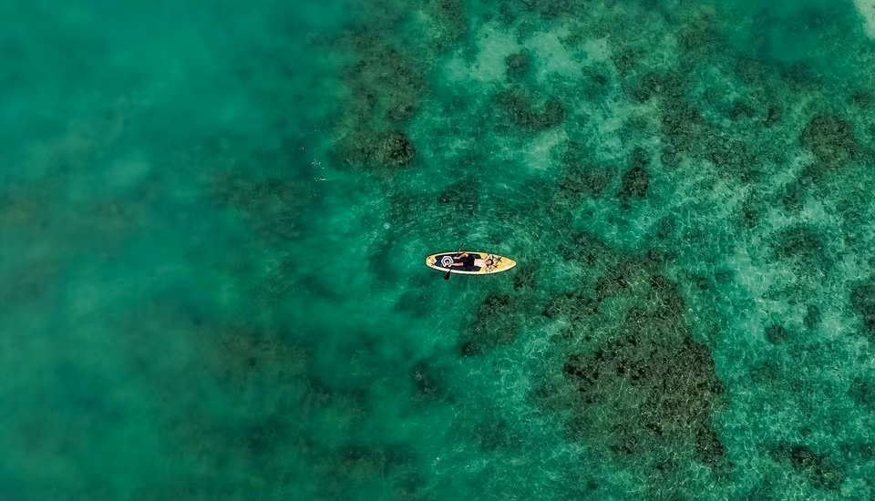 L’île dispose de cinq zones aménagées pour les visiteurs, proposant des activités comme le paddle (SUP), la baignade, la plongée avec masque et tuba pour observer les coraux, le camping nocturne. Il est aussi un endroit idéal pour admirer un coucher de soleil flamboyant sur la mer. Photo: VnExpress