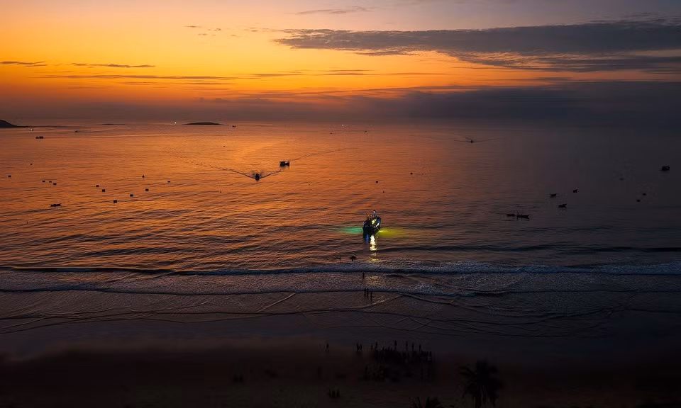 Des visites des villages de pêcheurs offrent l’opportunité de s’immerger dans la vie locale, en découvrant le marché de fruits de mer animé au lever du jour et en profitant de l’atmosphère de détente des après-midis au bord de la plage. Photo : VnExpress