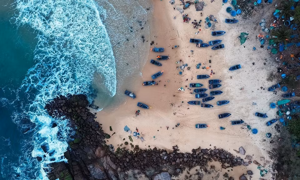 Les dernières barques accostent lorsque le soleil était haut dans le ciel. Beaucoup de touristes viennent à Phu Yên uniquement pour visiter des lieux célèbres, mais cela ne permet pas de vivre une expérience complète. Photo : VnExpress