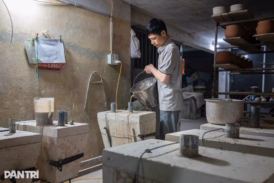 L’artisant explique qu’il lui faut près de trois mois pour préparer les modèles, les styles et les moules de ses figurines. Photo : dantri.com.vn