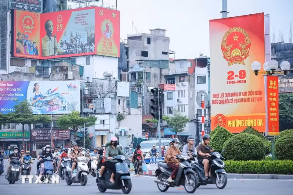 De grandes banderoles marquant le 81e anniversaire de la Fête nationale sont fièrement exposées au carrefour de Ô Cho Dua, dans le quartier du même nom à Hanoi.
