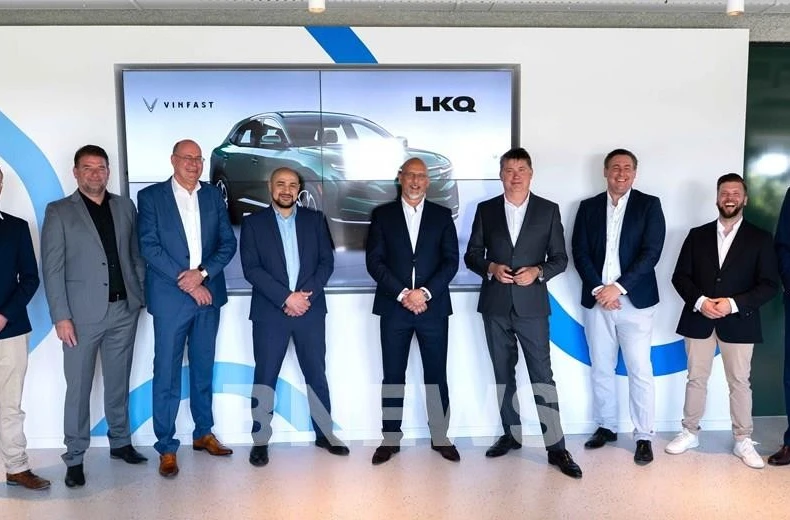 Le 2 mai, VinFast a annoncé une coopération stratégique avec LKQ Netherlands afin de développer son réseau de services de maintenance et d’après-vente pour véhicules électriques sur l’ensemble du territoire néerlandais. Photo: bnews.vn