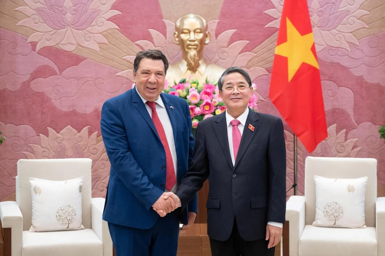 Le vice-président de l’Assemblée nationale du Vietnam, Nguyen Duc Hai (droite), et Gabriel Petris, consul honoraire du Vietnam à Piraeus (Grèce) et président du groupe énergétique Aerius. Photo: quochoi.vn