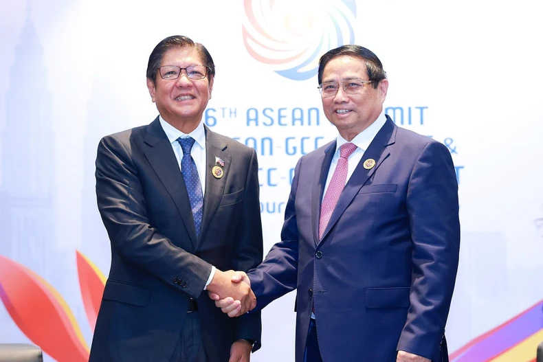 Le Premier ministre Pham Minh Chinh (droite) et le président des Philippines, Ferdinand Romualdez Marcos Jr. Photo: VNA