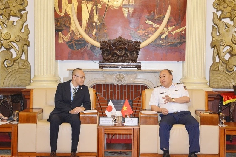 Le général de division Le Quang Dao, commandant de la Garde-côtière vietnamienne, et Kobayashi Yosuke, représentant en chef du bureau de la JICA au Vietnam. Photo: qdnd.vn