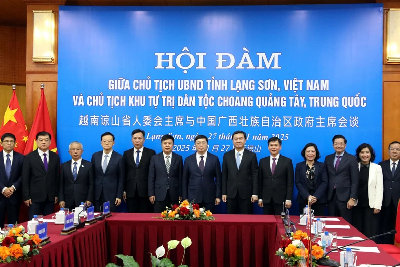 Représentants de Lang Son et du Guangxi (Chine) lors de l'entretien. Photo: VNA