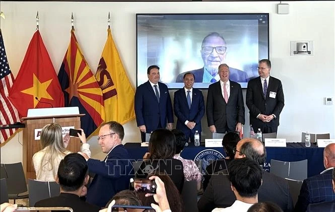 Trois anciens ambassadeurs américains au Vietnam et l'ambassadeur du Vietnam aux États-Unis, Nguyen Quoc Dung (deuxième à partir de la gauche). Photo: VNA