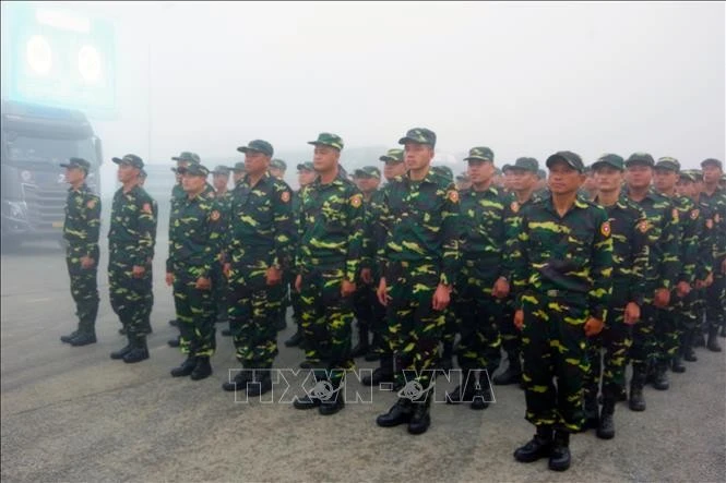 Officiers et soldats de l’Armée populaire lao. Photo: VNA