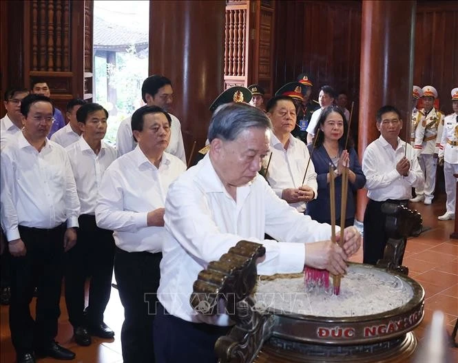 Le secrétaire général To Lam rend hommage au Président Ho Chi Minh à Nghe An. Photo: VNA