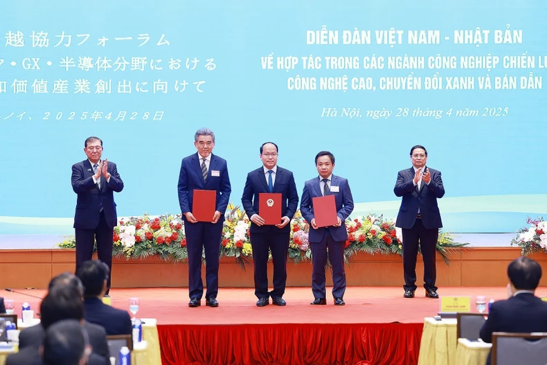 Le Premier ministre Pham Minh Chinh et son homologue japonais Ishiba Shigeru à la signature d'un accord de coopération en matière d'investissement entre des entreprises des deux pays. Photo : VNA