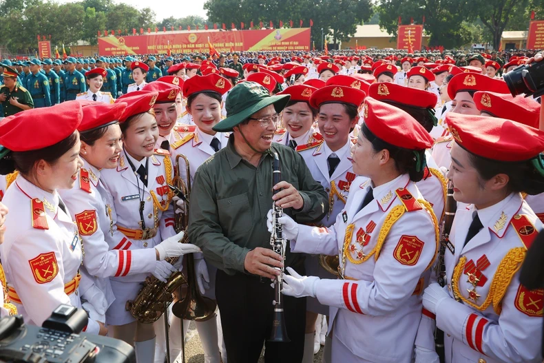 Le Premier ministre Pham Minh Chinh rend visite aux forces en entraînement à Dong Nai pour participer au défilé marquant le 50e anniversaire de la Libération du Sud et de la Réunification nationale. Photo: VNA