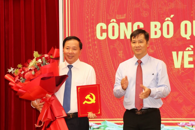 Nguyen Thanh Tam, membre du Comité central du Parti et vice-chef de la Commission d’organisation du Comité central, remet la décision du Secrétariat à Nguyen Van Ut. Photo: VNA