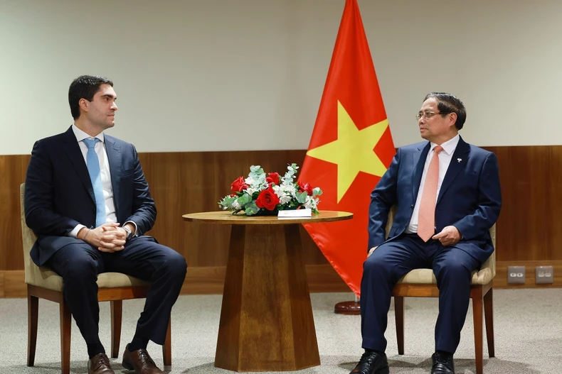 Le Premier ministre Pham Minh Chinh (droite) et un dirigeant du groupe Vale. Photo: VNA