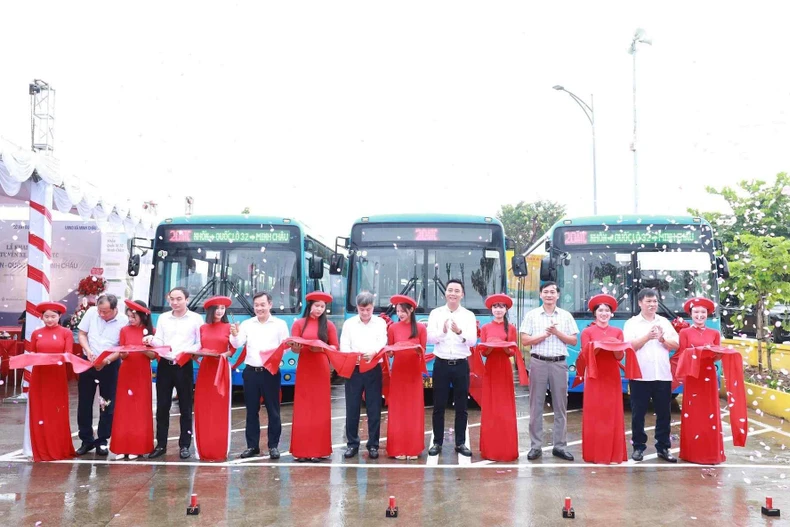 Cérémonie d'inauguration de la branche 20ATC de la ligne de bus n°20, reliant Nhon à la commune insulaire de Minh Chau, Photo: laodong.vn