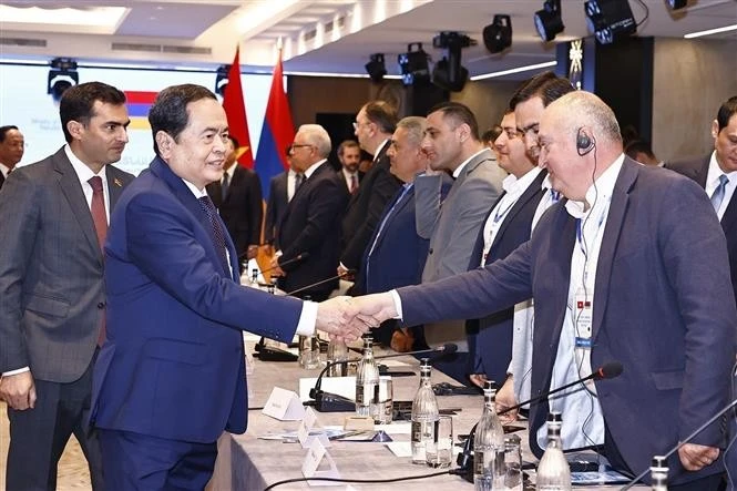 Le président de l’Assemblée nationale du Vietnam, Tran Thanh Man, rencontre les dirigeants d'entreprises arméniennes et vietnamiennes. Photo: VNA