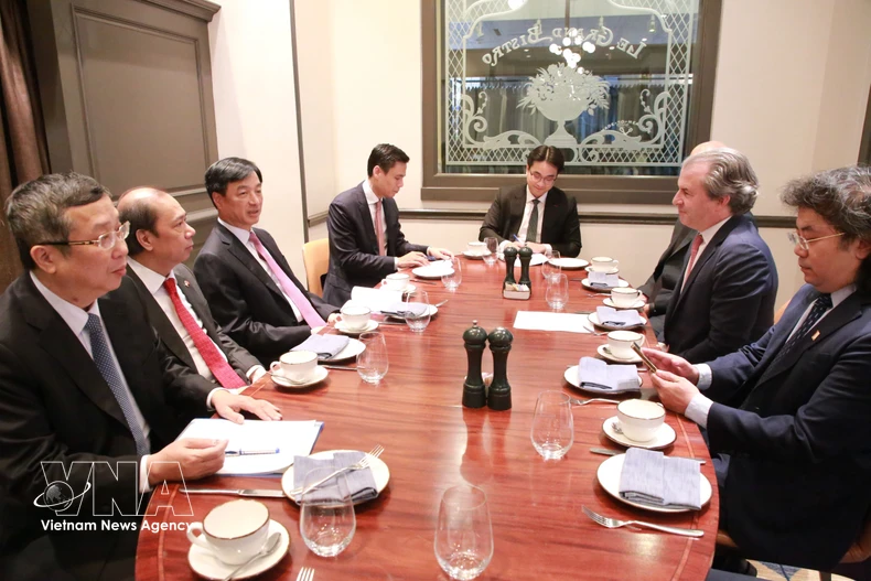 Séance de travail avec Rosen Partners. Photo: VNA
