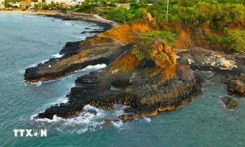 Falaise Da Dia se trouve dans la commune d'An Ninh Dong, district de Tuy An, province de Phu Yen. Photo : VNA