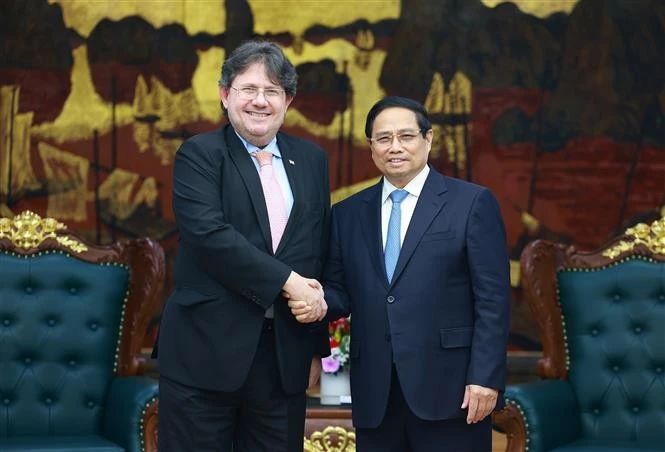 Le Premier ministre Pham Minh Chinh (droite) et Philipp Agathonos, ambassadeur d’Autriche au Vietnam. Photo: VNA