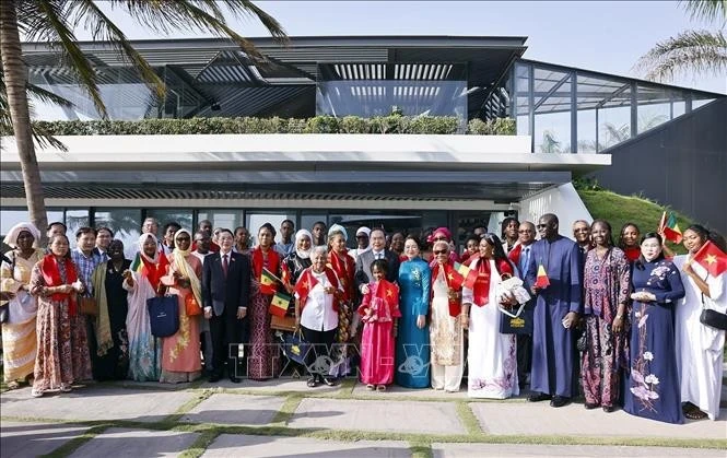 Le président de l'Assemblée nationale, Tran Thanh Man, et son épouse avec la communauté vietnamienne du Sénégal. Photo: VNA