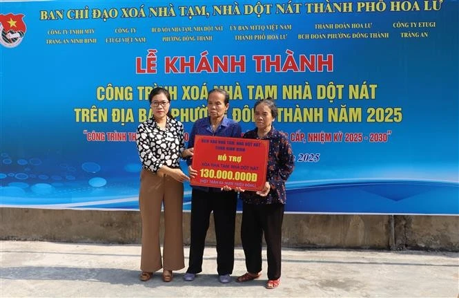 Cérémonie d'inauguration d'un projet d'élimination de l'habitat précaire dans la province de Ninh Binh. Photo : VNA